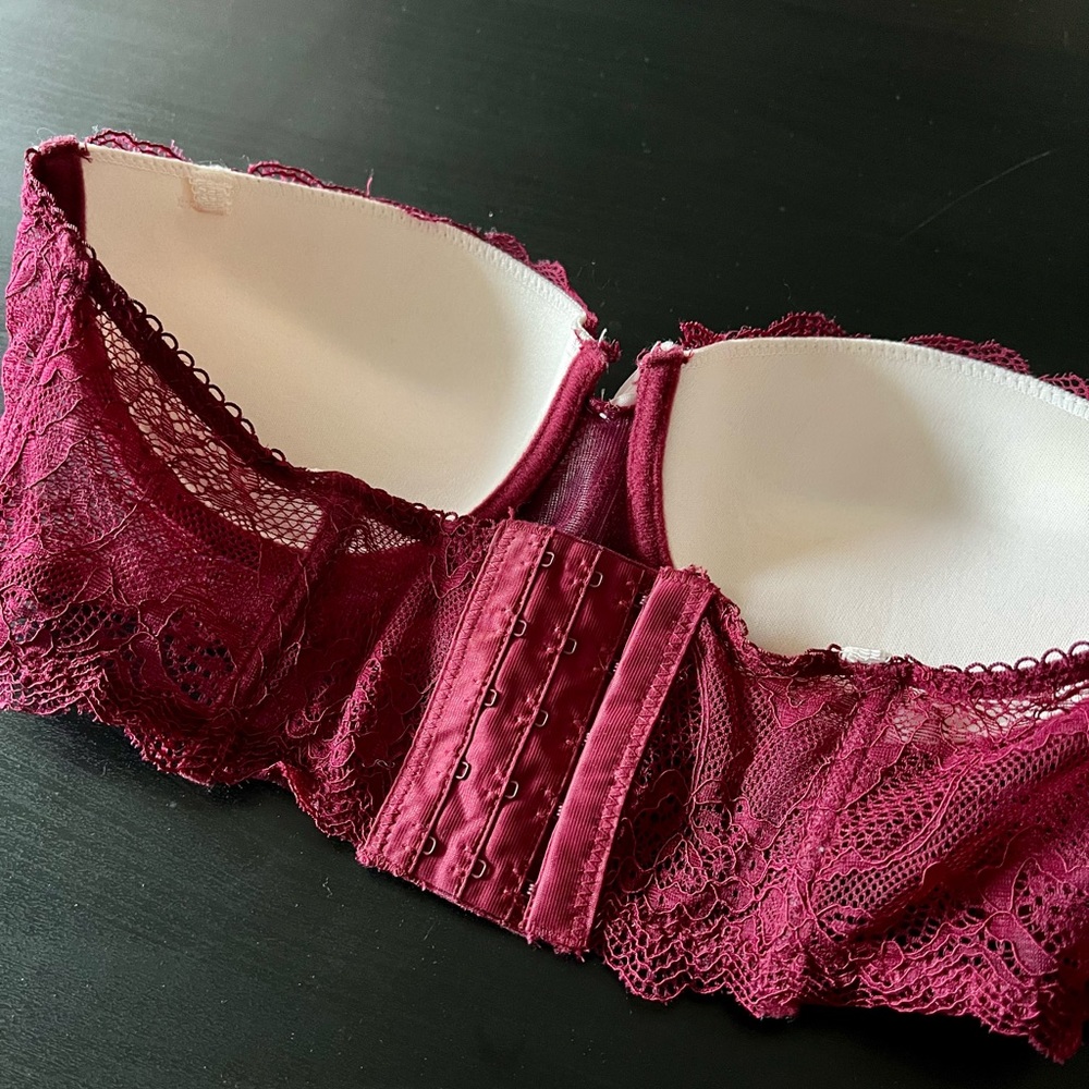 Lace Featured Strapless Bra - Picture 3 of 3
